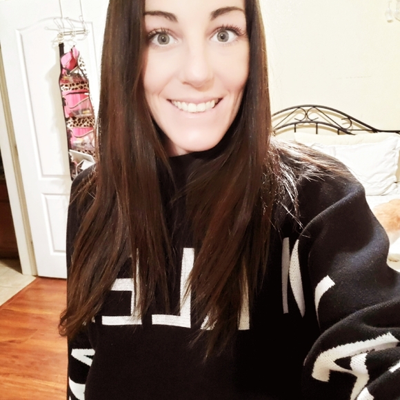 Meet your Posher, Carlie - Picture 3 of 9